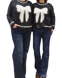 Chandail col rond noir en tricot avec une boucle devant