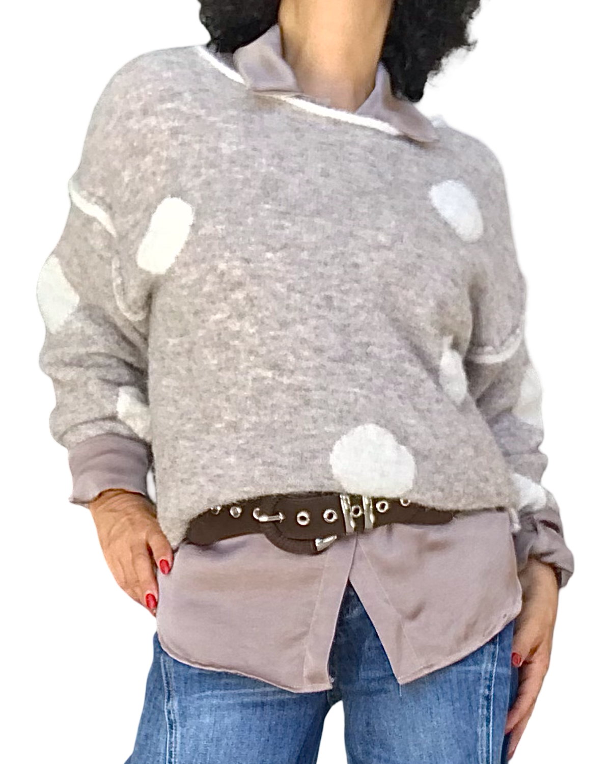 Chandail beige chiné à pastilles blanches sur chemise en satin rosée, avec ceinture brune