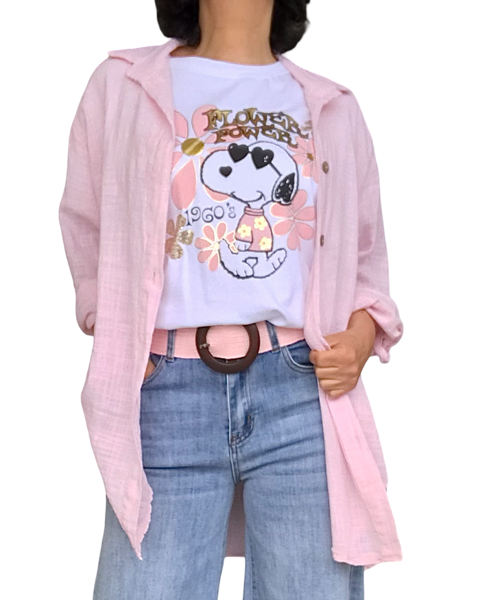 T-shirt blanc Snoopy en rose pâle et noir avec l’inscription « Power flower » en doré