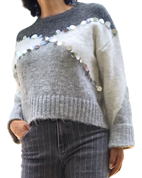 Chandail col rond gris en tricot 3 couleurs avec paillettes argentées croisées devant