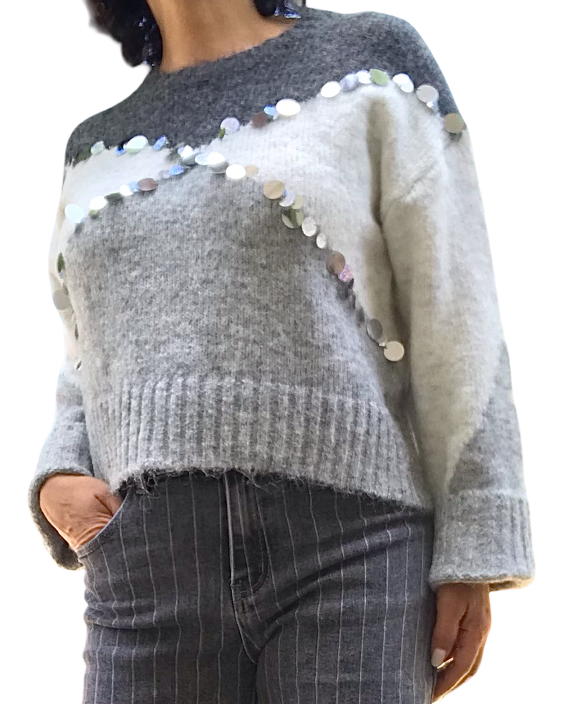 Chandail col rond gris en tricot 3 couleurs avec paillettes argentées croisées devant