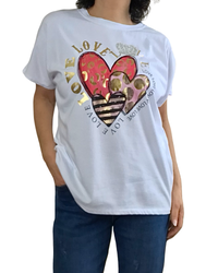 T-shirt blanc avec imprimé de 3 cœurs de grosseur différentes
