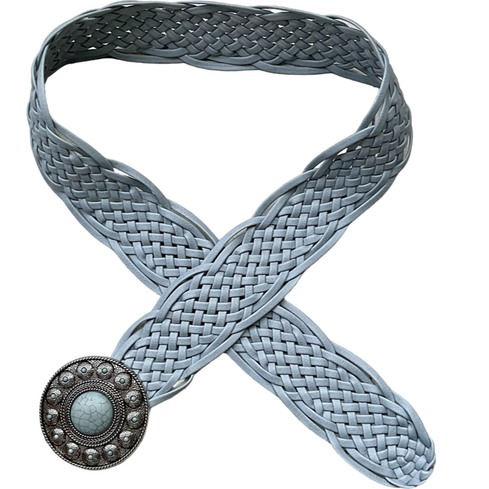 Ceinture bleu ciel tressée en cuir vegan 2,5 pouce largeur avec une boucle argentée de 3,5 pouces