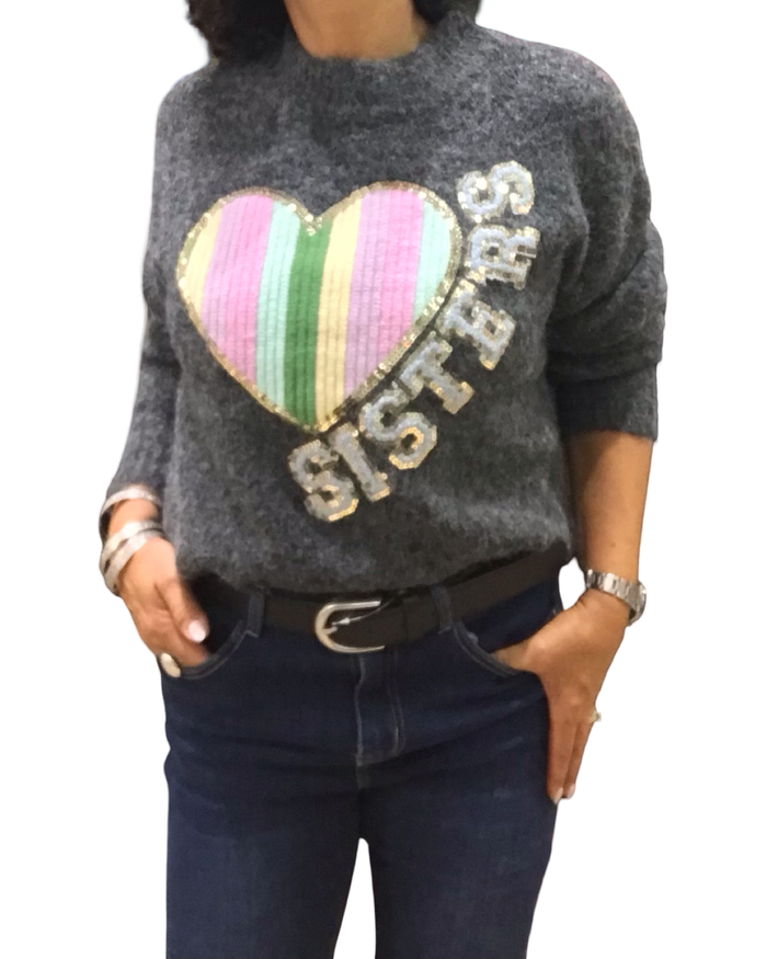 Chandail col montant gris charcoal chiné en tricot avec un appliqué de cœur arc-en-ciel