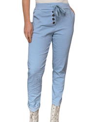 Pantalon bleu pour femme à taille élastique avec 4 boutons et bottes à cordon.