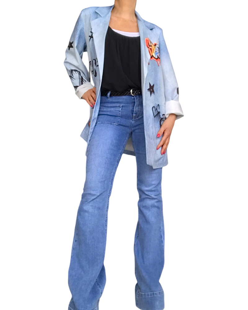 Veston léger over size bleu jeans avec plein de dessin avec jeans, bleu, moyen et camisole noire