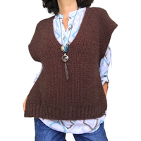 débardeur en tricot brun col en V avec chemise blanche imprimé bleu et brun et collier