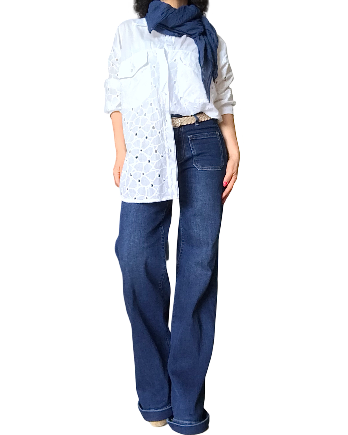 Chemise blanche, manches longues broderie anglaise avec deux poches à l’avant, agencé avec un foulard uni, marine, jeans, poche appliquée bleu foncé, jambes, droite et foulard marine