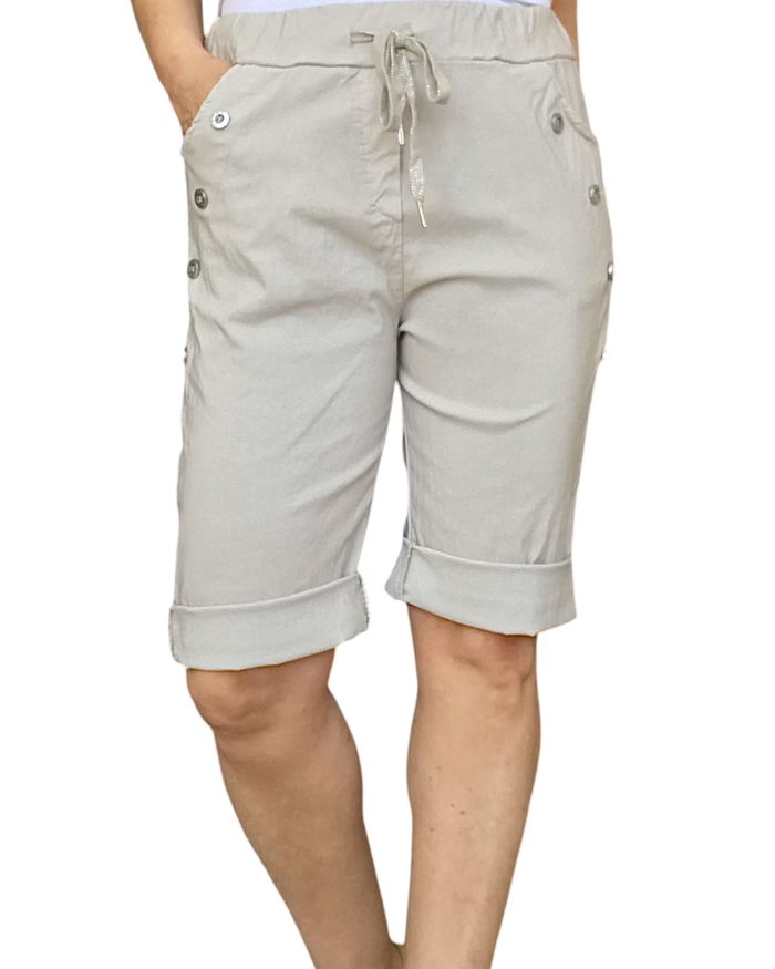 Bermuda beige à taille élastique avec cordon et boutons décoratifs