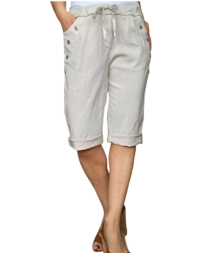 Bermuda beige à taille élastique avec cordon et 4 boutons décoratifs