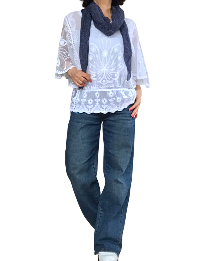 Blouse en voile blanche, dentelle et broderie, élastique à la taille