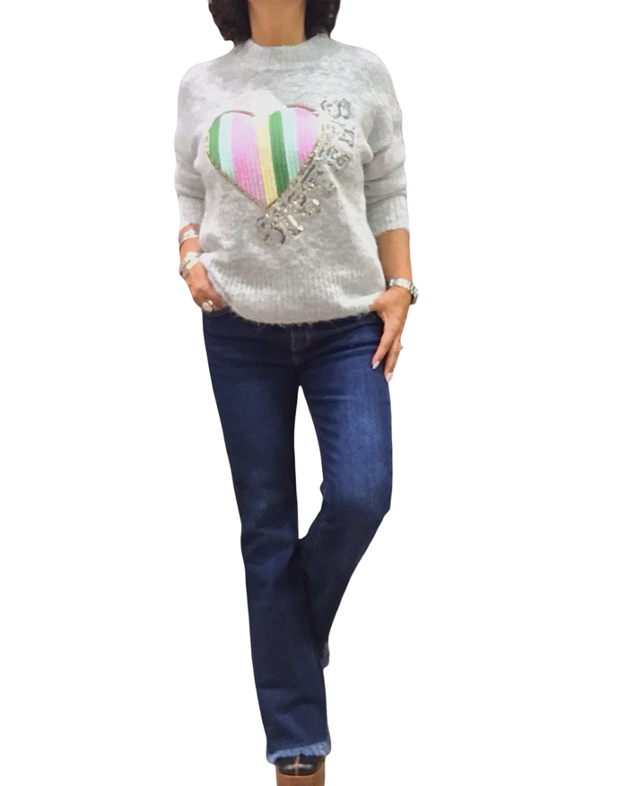 Chandail col montant gris pâle chiné en tricot avec un appliqué de cœur arc-en-ciel
