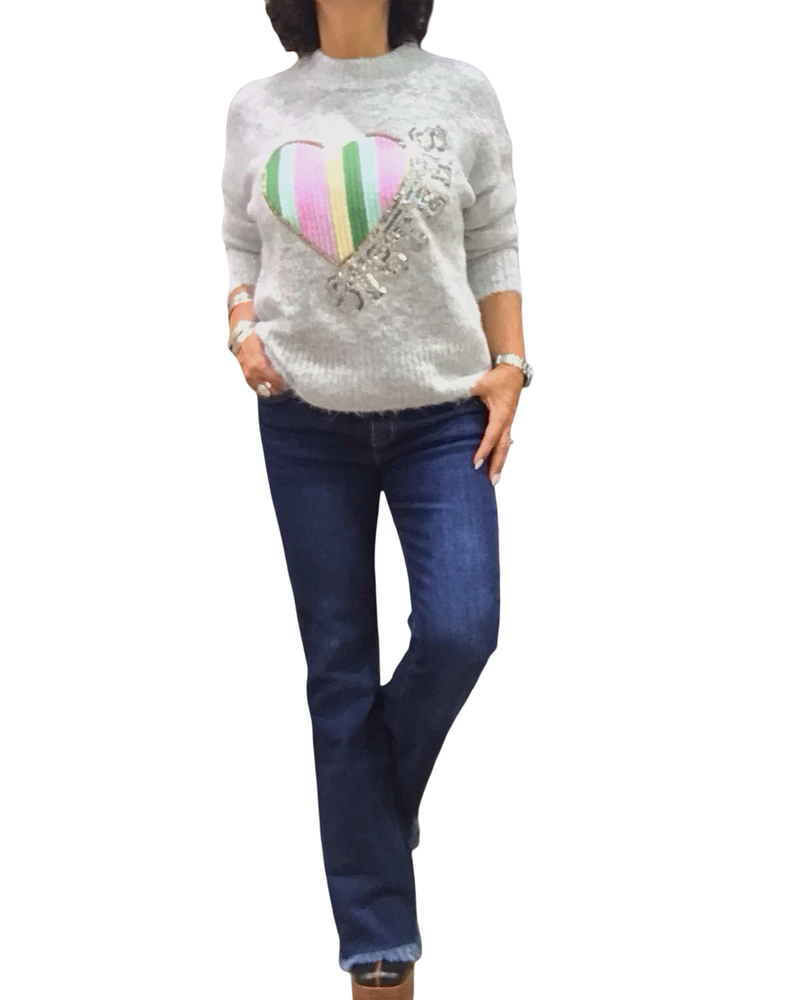 Chandail col montant gris pâle chiné en tricot avec un appliqué de cœur arc-en-ciel