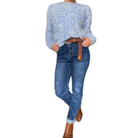 Chandail bleu manche longue pour femme à mailles multicolores, ceinture brune, jeans bleu, bottes brunes