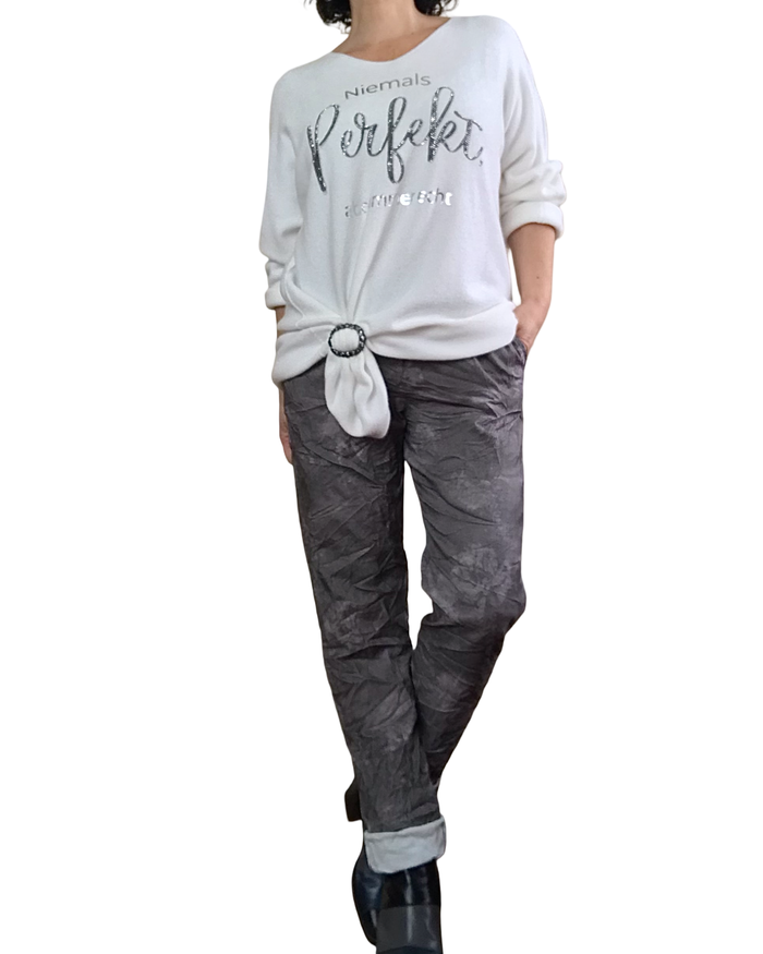 Chandail uni blanc cassé , col en V manche longue avec « Perfect » écrit en noir garni de petits cristaux