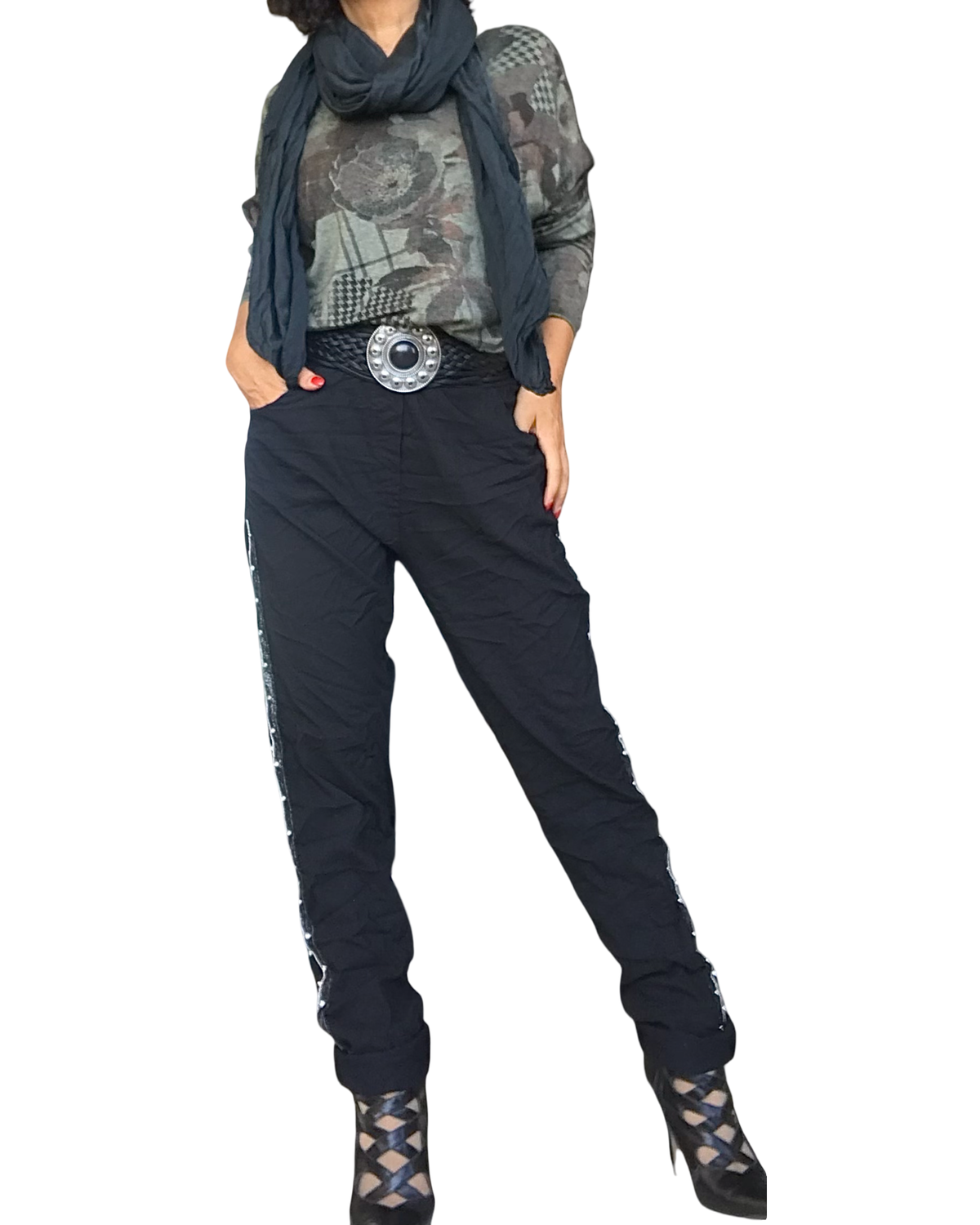 T-shirt kaki à grosses fleurs avec foulard noir, pantalon noir et bottines – silhouette complète