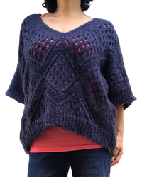 Chandail uni en tricot bleu marin à grandes mailles col en V