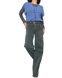 Pantalon droit kaki porté avec un débardeur en tricot bleu jeans – silhouette complète