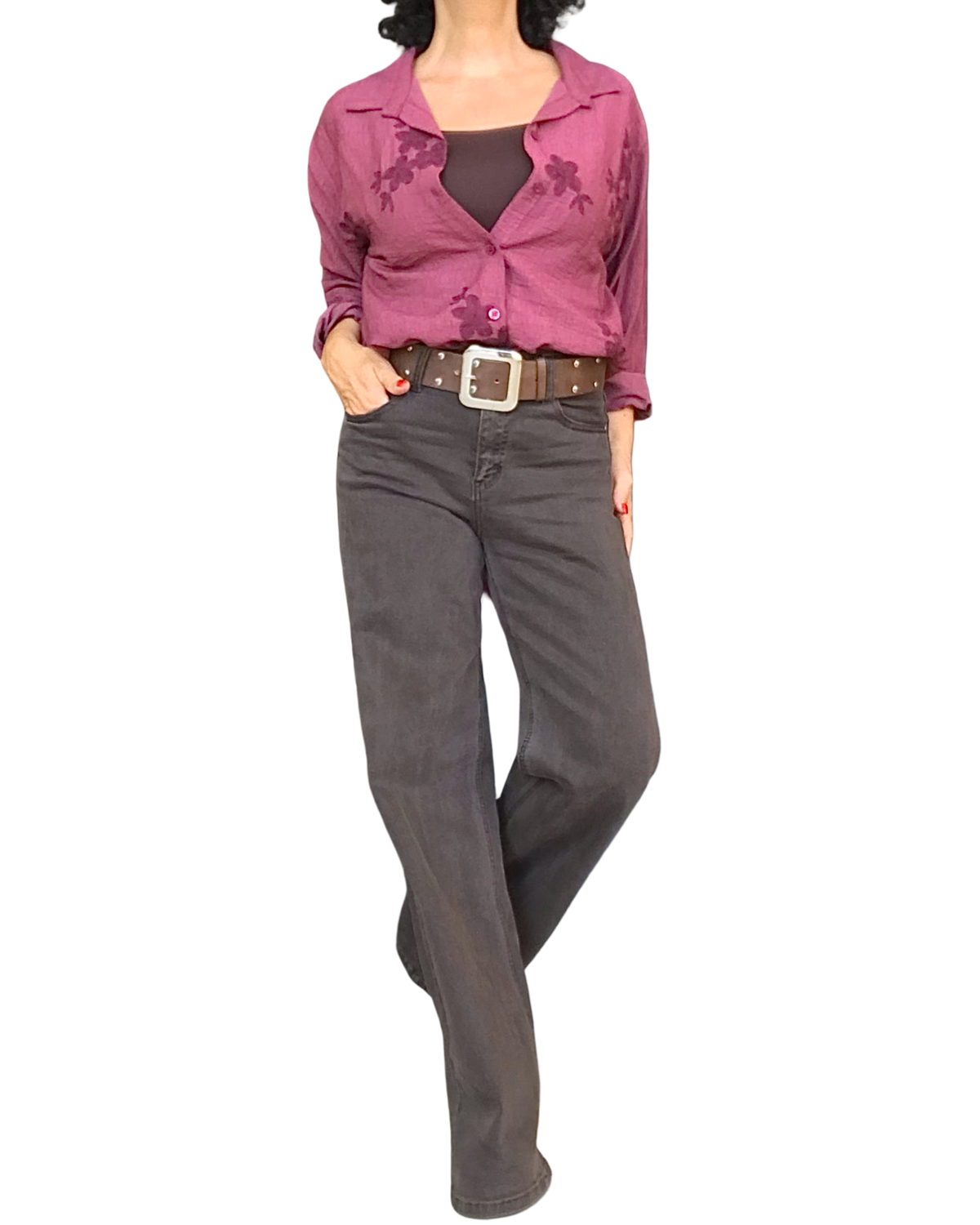 Chemise bourgogne brodée de fleurs avec haut brun et pantalon brun large – silhouette complète