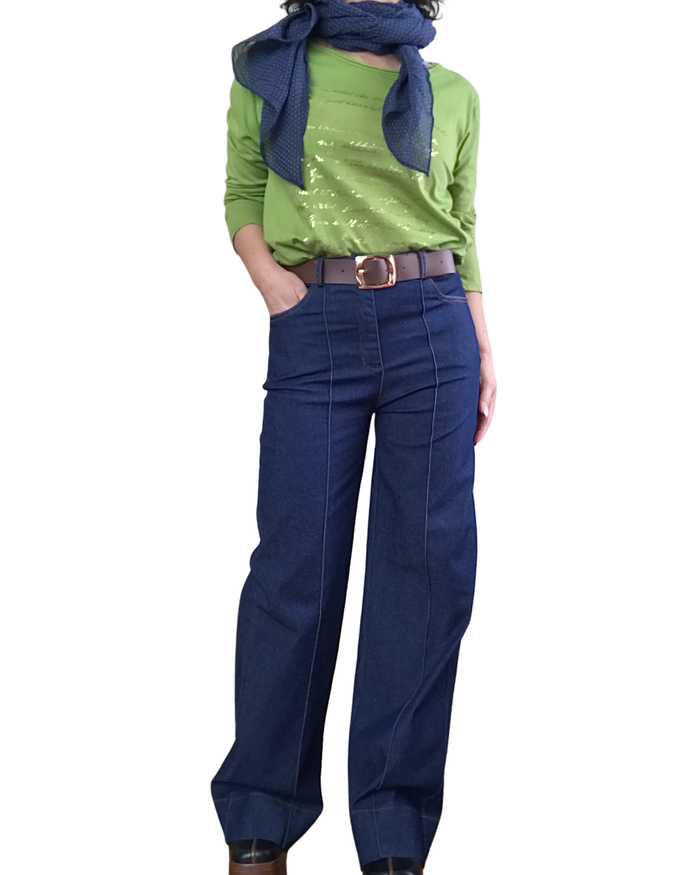 Jeans bleu foncé, jambe droite avec sur picure le long de la jambe