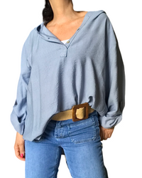 Blouse unie manches 3/4 avec capuchon bleu avec camisole gainante blanche