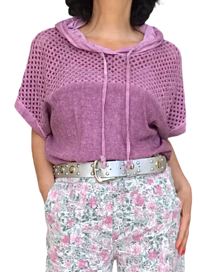 T-shirt prune délavé avec un cordon au bas, un capuchon et du crochet dans le haut