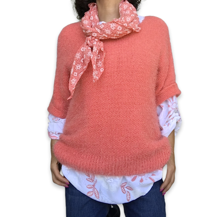 chandail en tricot corail manche courte avec  foulard corail imprimé blanc et chemise blanche imprimé corail