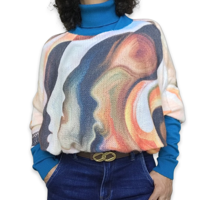 chandail en tricot léger blanc imprimé abstrait bleu, orange brun avec col roulé bleu