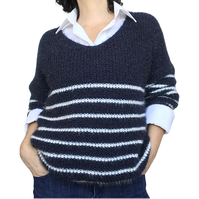 Chandail à rayures blanches en tricot bleu marin, col en V à manches longues avec chemise blanche