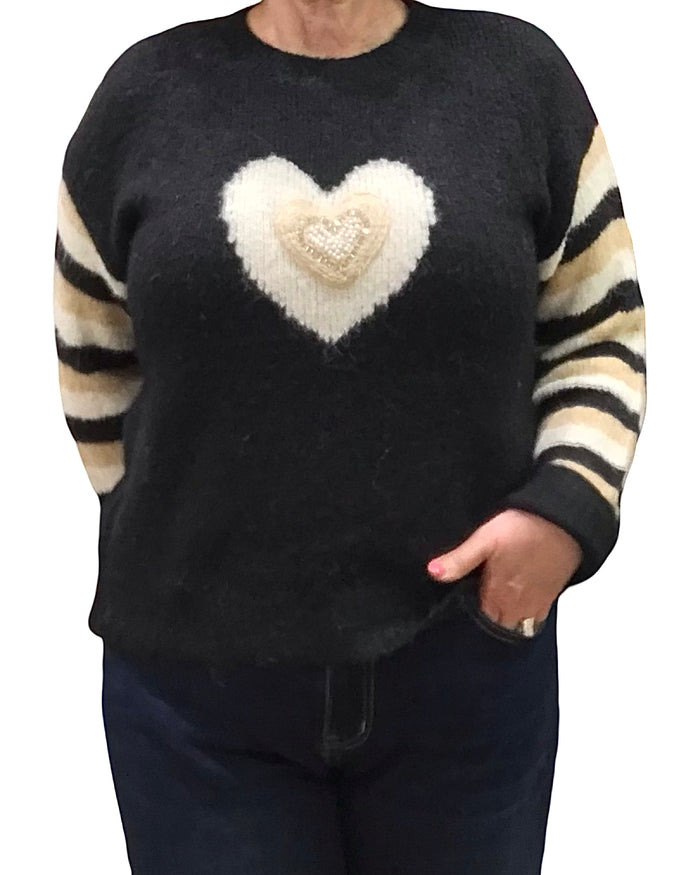 Chandail col rond noir en tricot avec un appliqué de cœur et manche rayée
