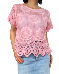 Blouse rose pâle délavé manche courte en crochet et broderie florale