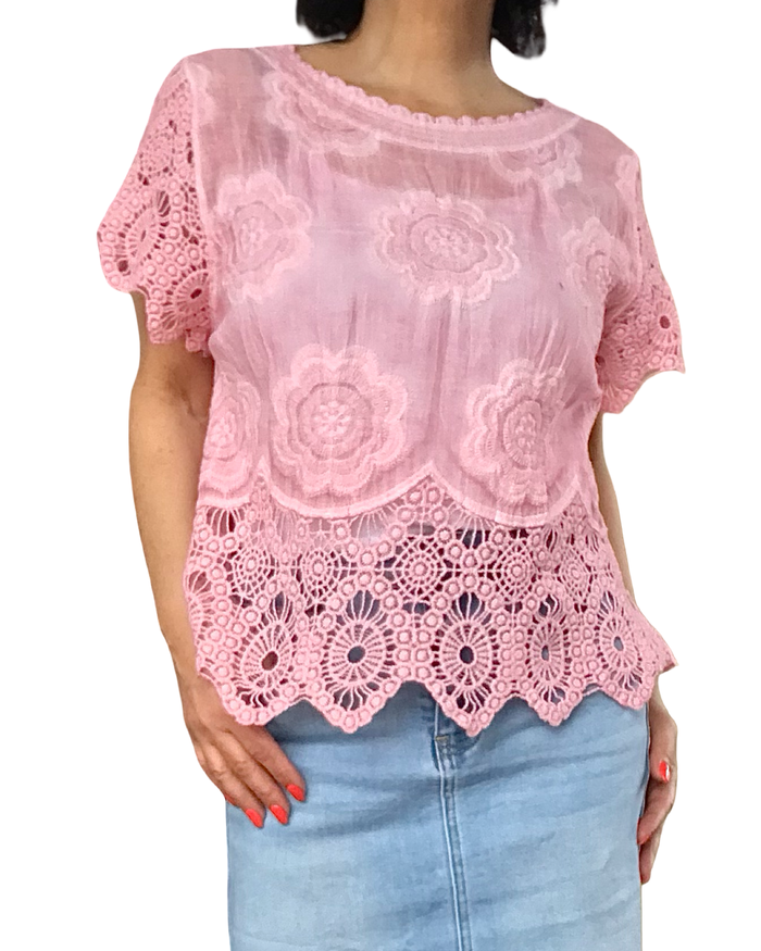 Blouse rose pâle délavé manche courte en crochet et broderie florale