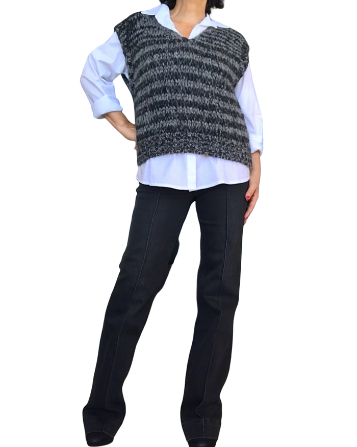 Débardeur en tricot col en V chiné noir et gris
