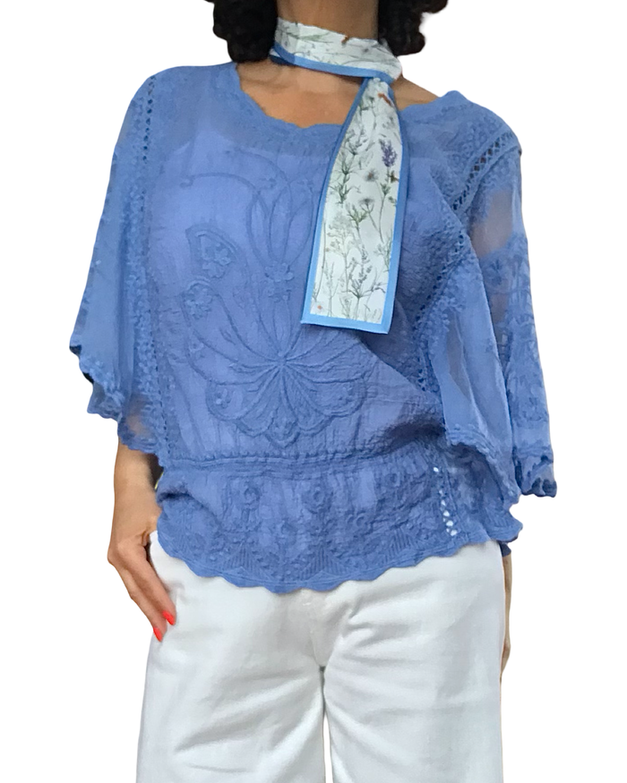 Blouse en voile bleu, dentelle et broderie, élastique à la taille