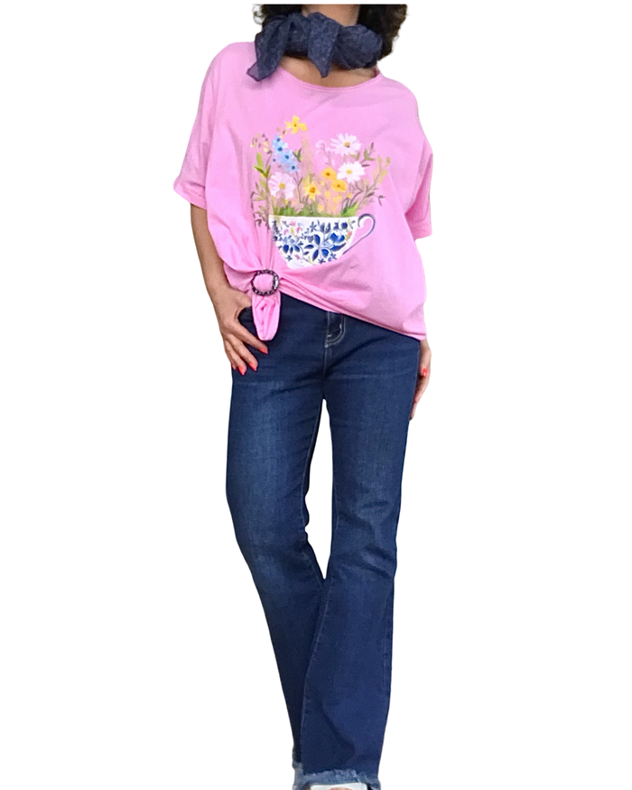 T-shirt uni rose col rond, manche courte, avec un bouquet de fleur dans une tasse
