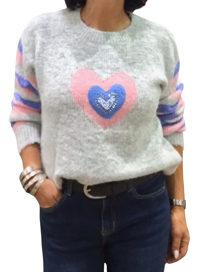 Chandail col rond gris pâle en tricot avec un appliqué de cœur et manche rayée