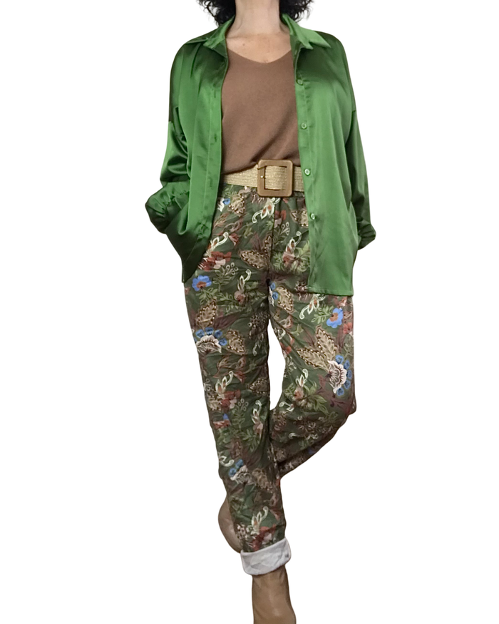 Pantalon imprimé floral vert pomme, beige, bleu et noisette en ultra suède à taille élastique avec cordon noir