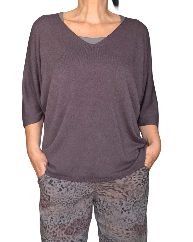 Chandail uni brun en tricot léger à manche 3/4 col en V (livraison 10 septembre)