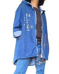 Manteau jeans long avec écritures dorées, zip devant et capuchon