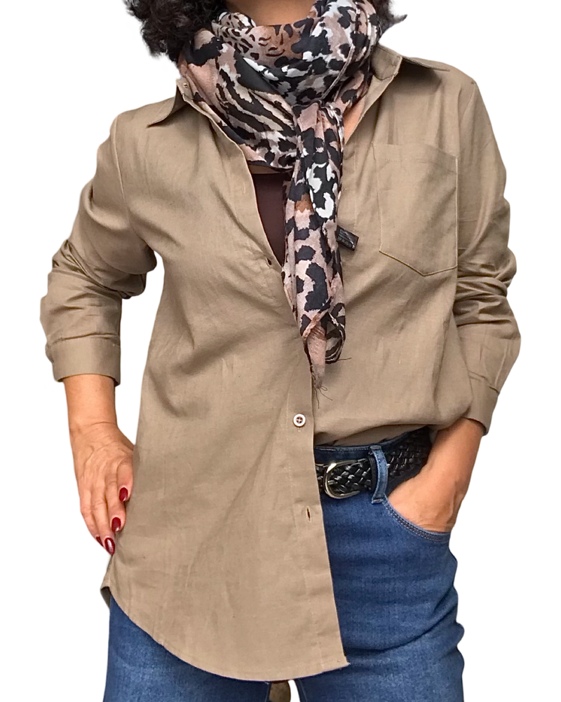 Chemise unie, manche longue, camel avec foulard léopard