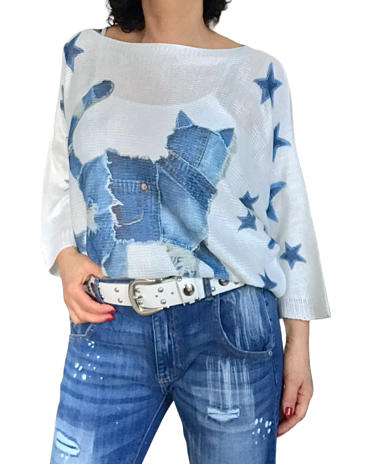 Chandail crème en tricot léger manche courte avec un chat habillé en jeans entouré d’étoiles bleues