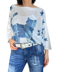 Chandail crème en tricot léger manche courte avec un chat habillé en jeans entouré d’étoiles bleues