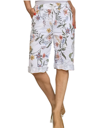 Bermuda blanc imprimé de fleurs kaki, jaune, corail et bleu à taille élastique avec cordon