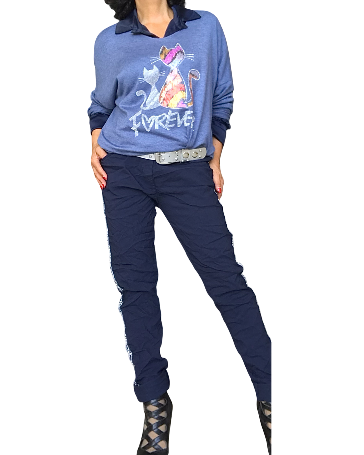 Chandail bleu jeans à chats pailletés « FOREVER » avec pantalon marine et bottines – silhouette complète