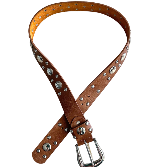 Ceinture en similicuir cognac garni de clous argentés