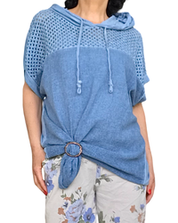 T-shirt bleu jeans délavé avec un cordon au bas, un capuchon et du crochet dans le haut