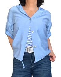 Chemise bleu ciel manche courte avec capuchon et cordon au bas