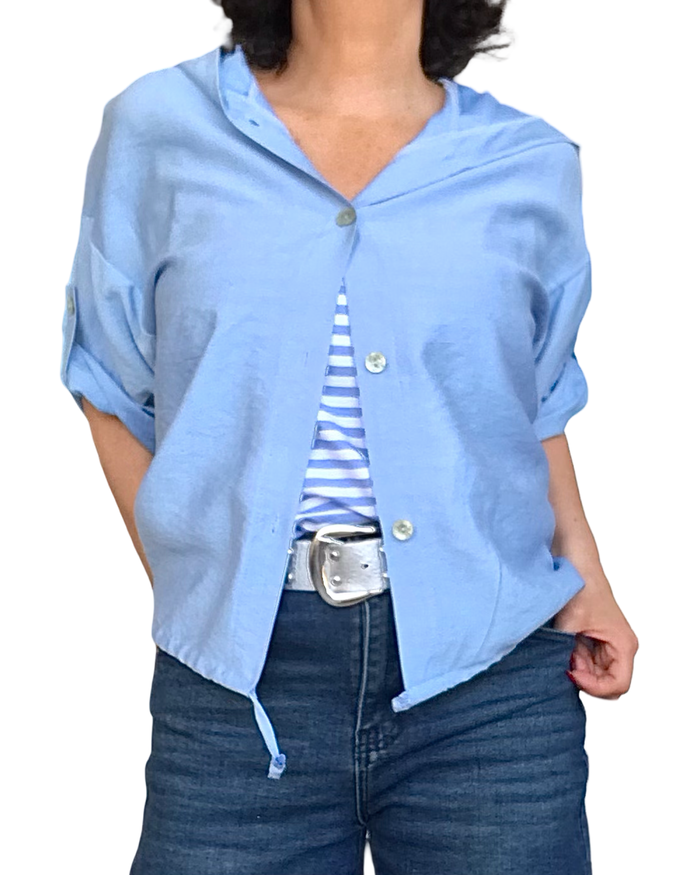 Chemise bleu ciel manche courte avec capuchon et cordon au bas