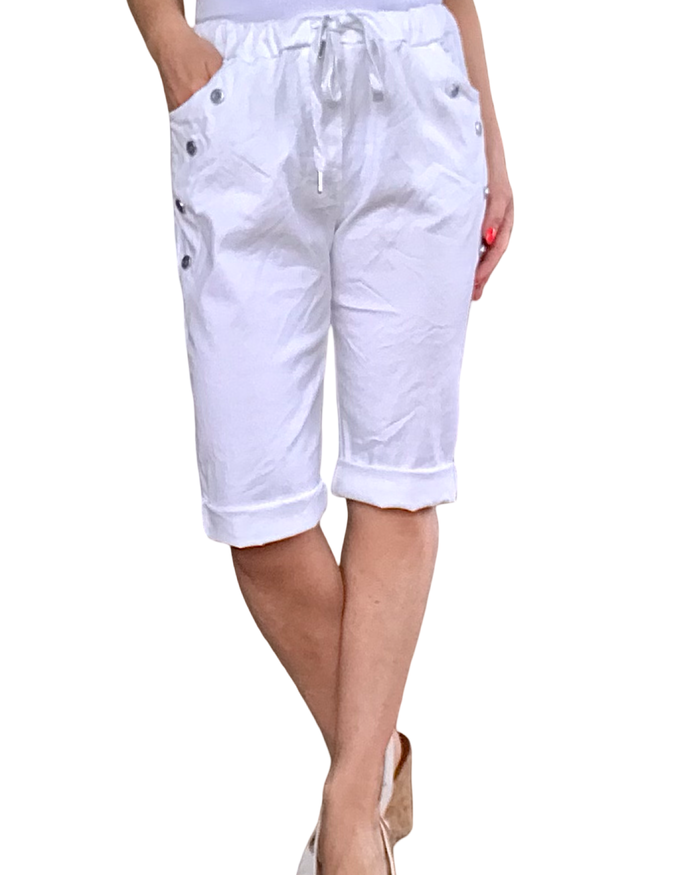 Bermuda blanc à taille élastique avec cordon et 4 boutons décoratifs
