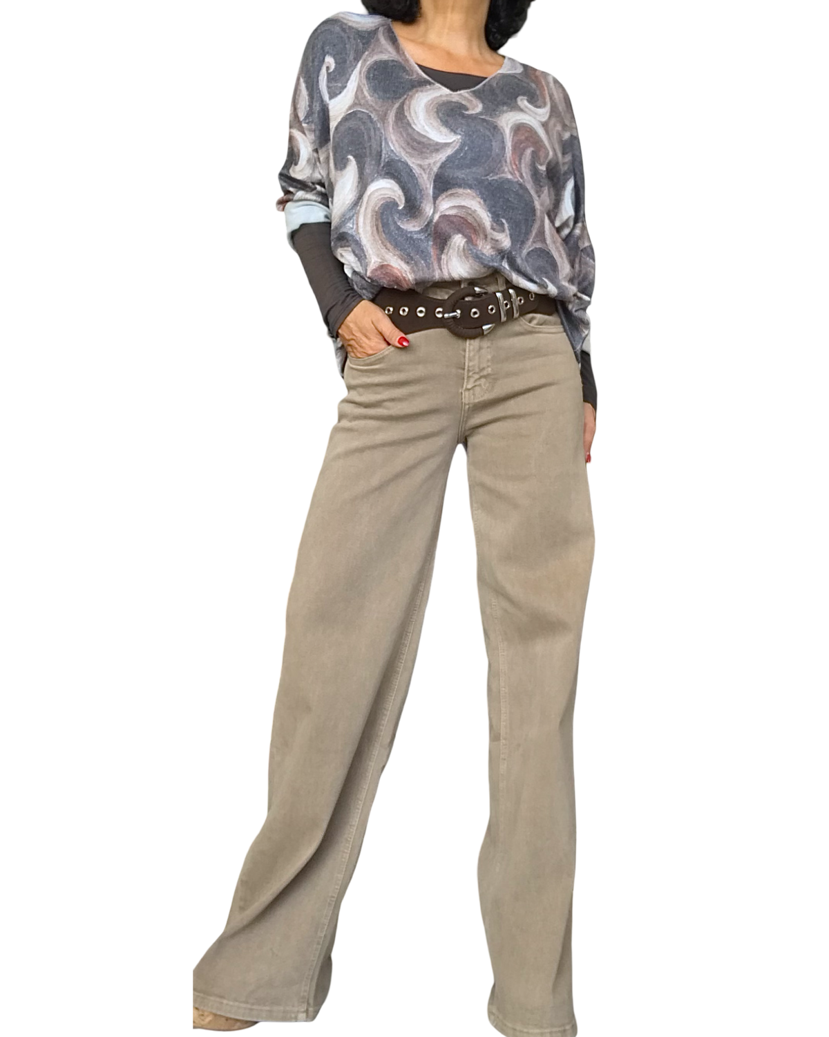 Pantalon droit camel délavé porté avec un chandail imprimé gris et une ceinture brune – silhouette complète